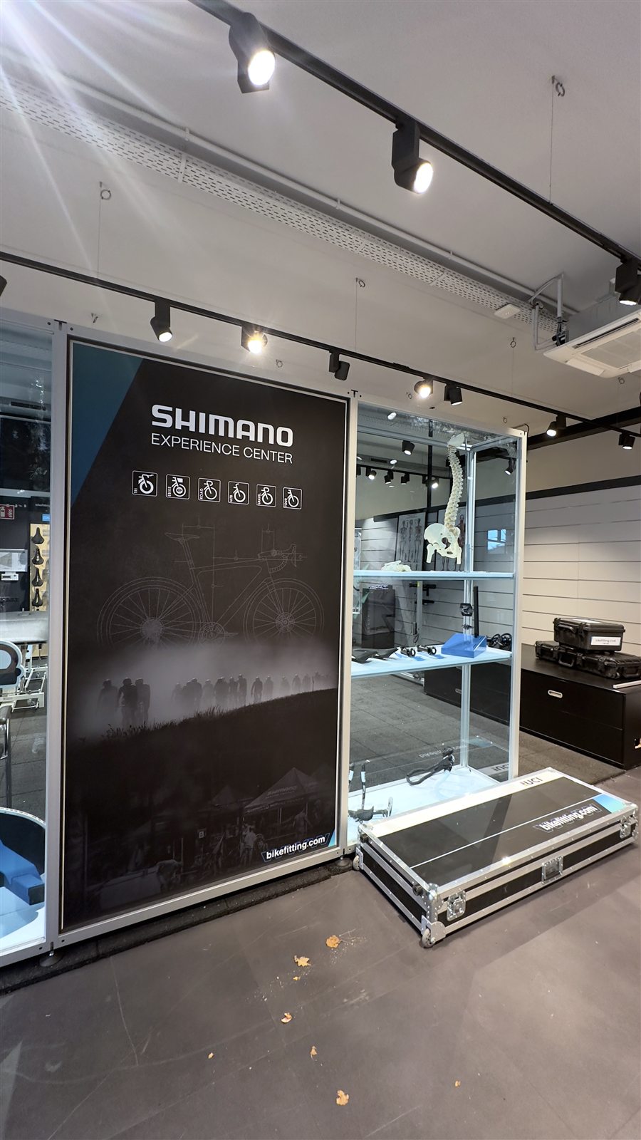Shimano Experience Center met banner en case