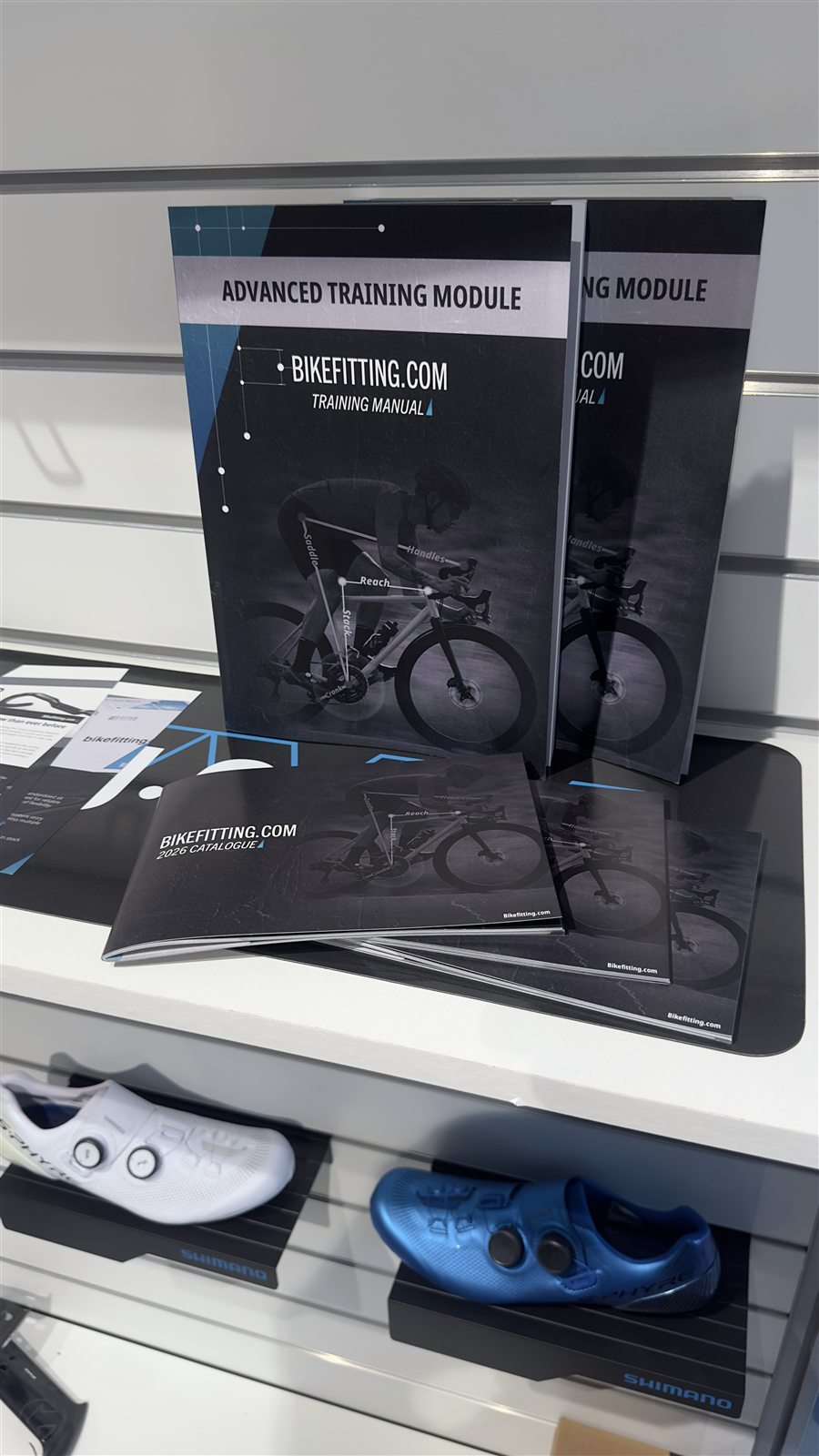 Trainingsboeken en catalogus in de zaak